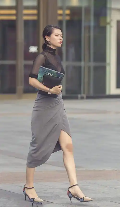 街拍,牛仔热裤搭配印花开衫,清清爽爽的,女人味十足