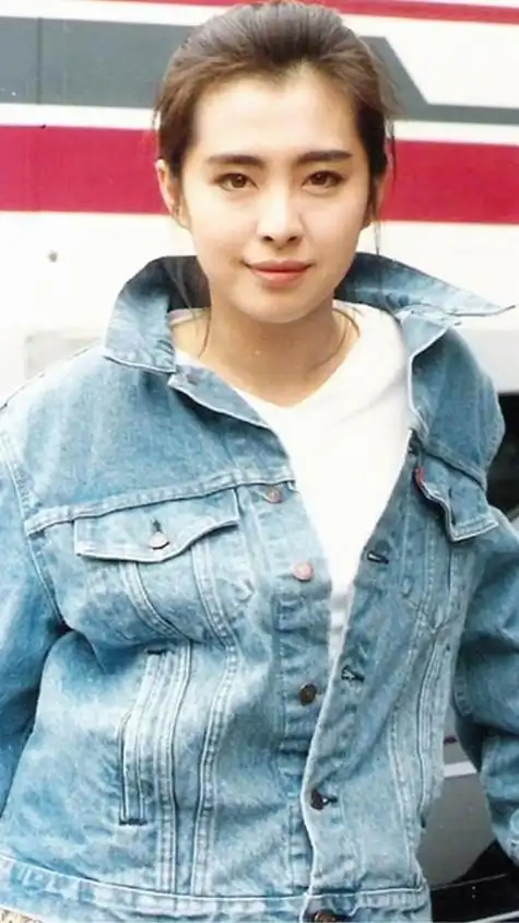 54岁王祖贤罕见曝光,身着海青服手握佛珠,身材略胖颜值不减_社会_社会