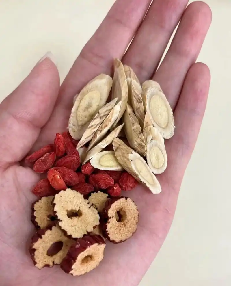 我喝的是黄芪 枸杞 红枣,也可以加