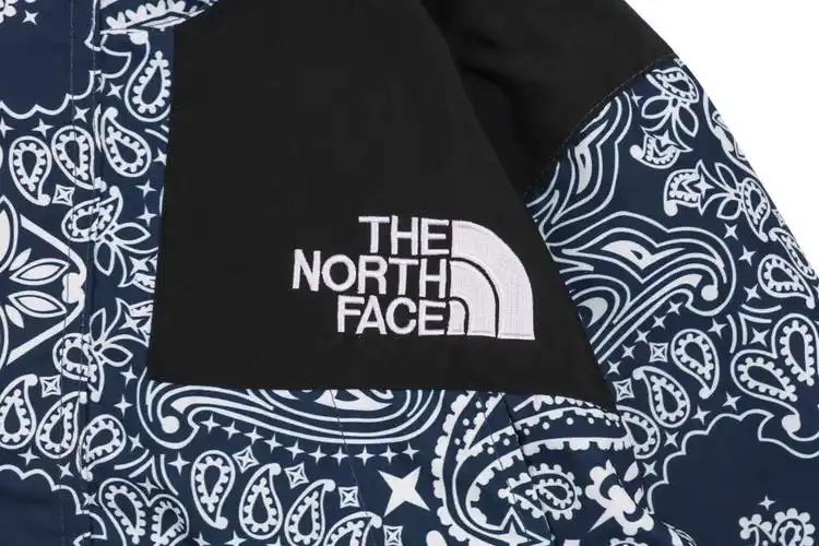 supremethenorthface14fwbandana腰果花印花长袖连帽冲锋衣