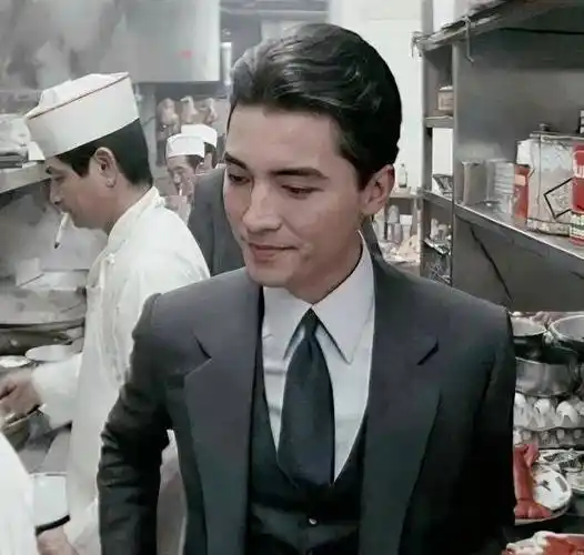 尊龙71岁称得上是反油腻男人头发白白依旧气质十足一点不显老