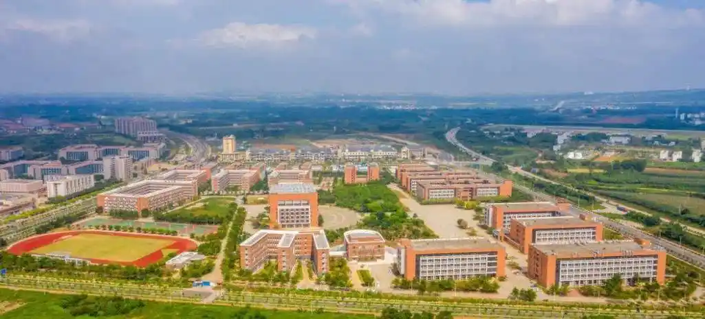 赤坎校区,遂溪校区,廉江校区97住宿费:500-135097学校特色:湛江