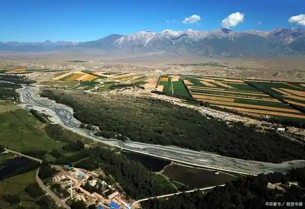 塔城在新疆的什么位置