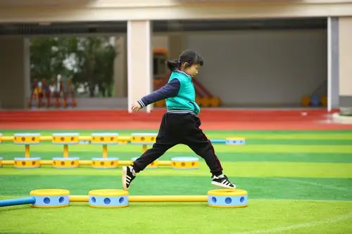 幼儿十八项基本动作——跨跳(6/18)