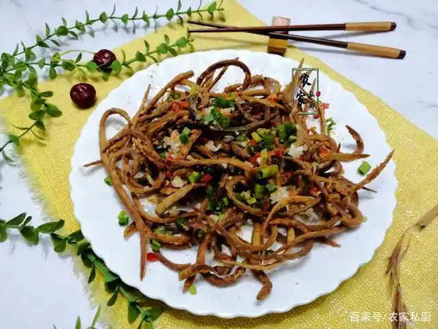 11,最后,将制作好的炸鳗苗端上餐桌后,大家就可以尽情享用这道美味啦.