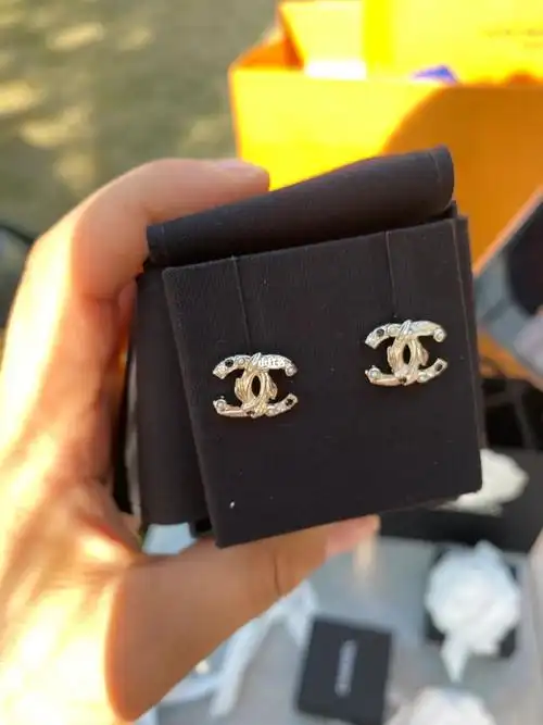 香奈儿双c耳钉入