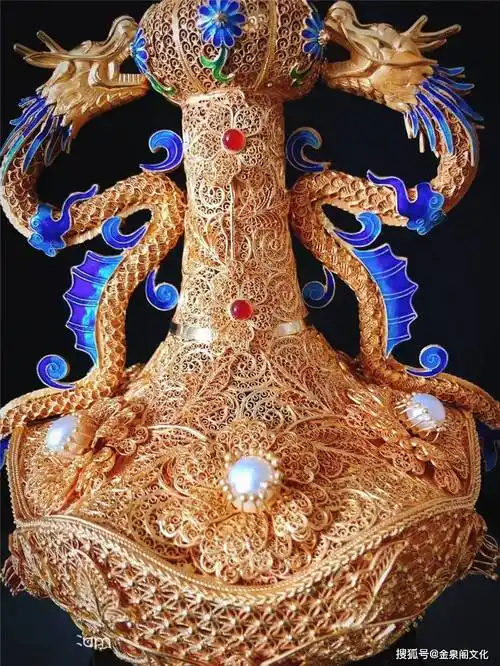 重量:约600克尺寸:长20cm×宽18cm×高40cm花丝镶嵌大师—袁长君作品