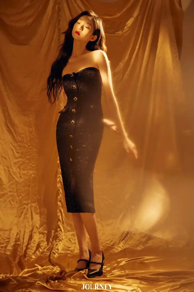 张艺凡啊啊94.身穿 抹胸亮片钉珠装饰连衣裙 真的 - 抖音