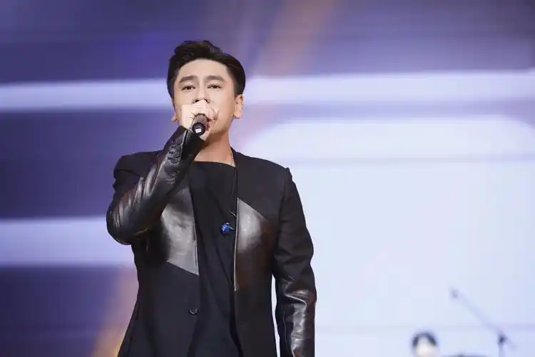 朱孝天回来了! 领衔新乐队亮相香港红磡体育馆