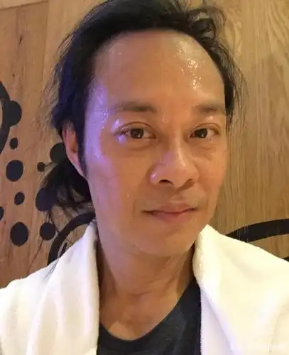 张智霖袁咏仪游张家界,54岁"草蜢乐队"成员蔡一智罕见现身随行