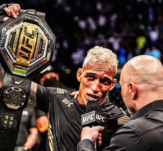 11年征战28场ufc比赛,奥利维拉终斩获冠军!