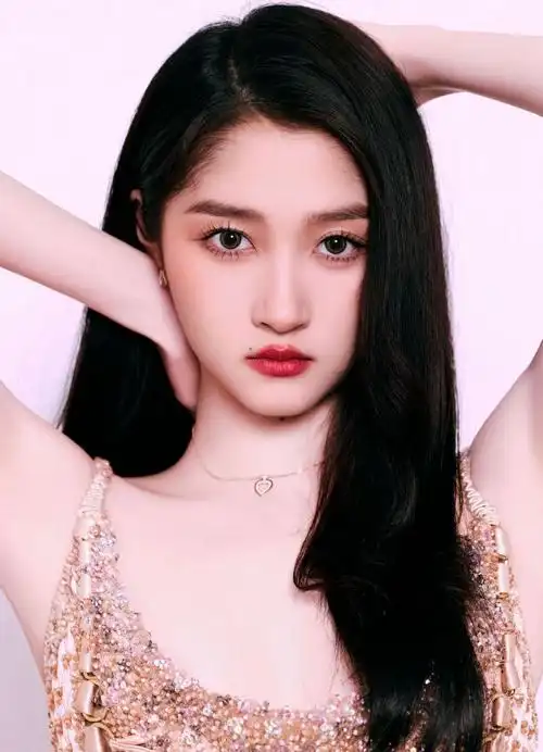 关晓彤晒元宵怼脸自拍