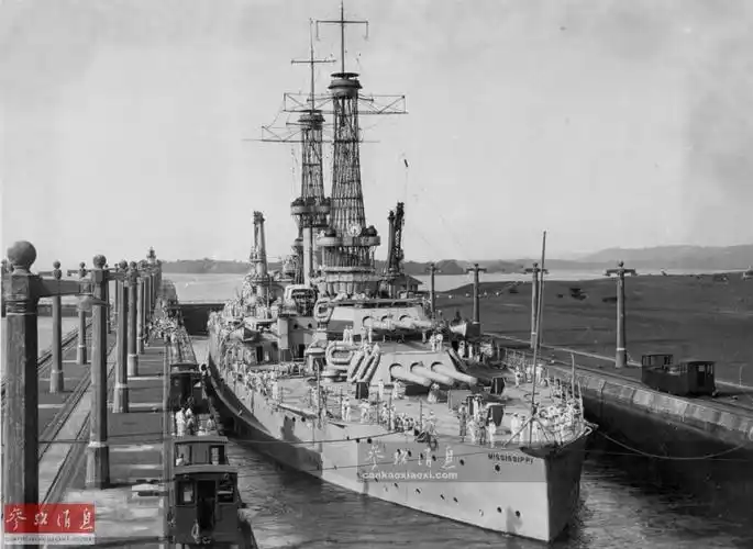 进入下一页图为20世纪20年代拍摄的正在通过巴拿马运河的"密西西比"号