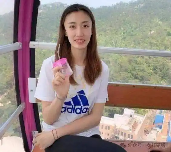 寒门贵子,女排潜力副攻晒照,虽无缘联赛最佳,但顺利!