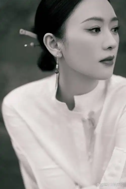 近日,演员童瑶在社交媒体上分享了一组穿着马面裙的照片,引起了广泛