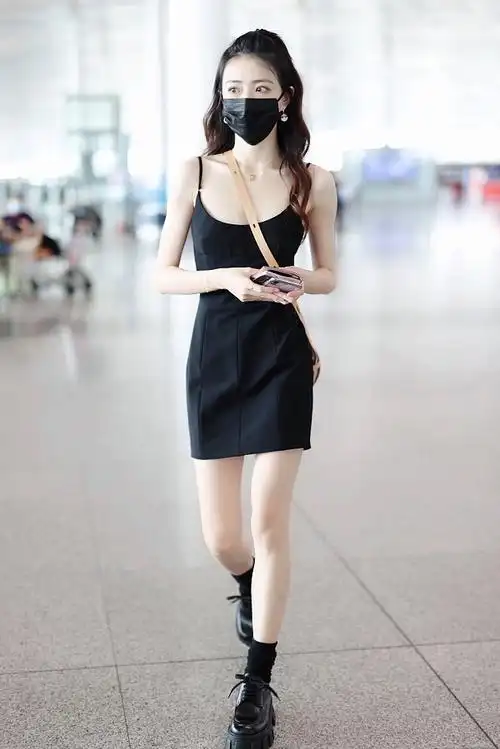 徐璐穿紧身低胸裙秀纤腰长腿皮肤白到发光