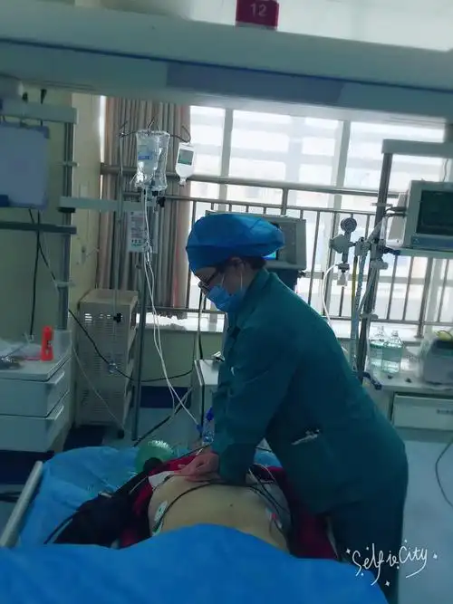 积极为这名肺栓患者争分夺秒的抢救,心肺复苏术,持续胸外心脏按压