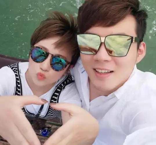 马丽晒结婚证脱单啦(姜妍老公结婚照)