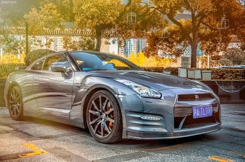 人就住在对面; br />  br /> 某事某刻,请注意花瓣飘来的方向,那是gtr