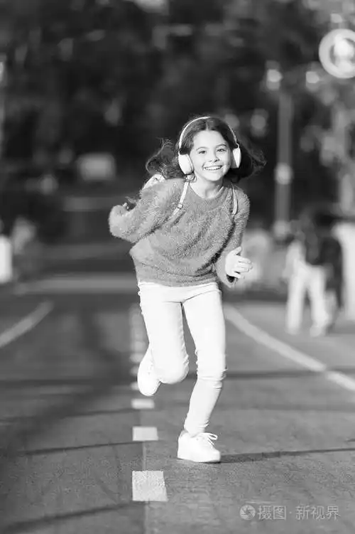 玩得开心.小女孩在户外跑步.小女孩听音乐.mp3播放器.快乐的小女孩.