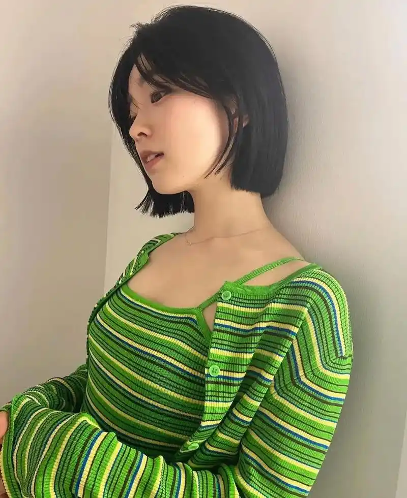 女士短发一刀切.男生都无法抗拒的一款发型 适合:方脸,圆脸, - 抖音