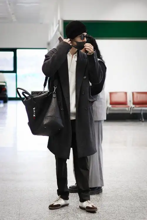 肖战回国状态#肖战回国机场7615路透今夕何年啊～状态秒变18岁男