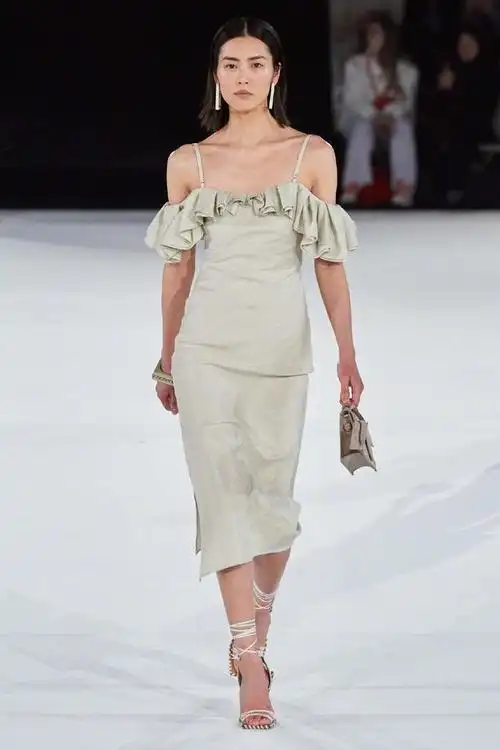 刘雯穿6万西装重返t台3套造型换不停秀出许久未见仙美风格