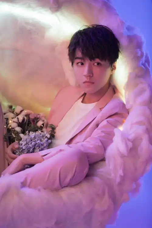 王俊凯眼神清澈,笑容治愈,魅力十足.