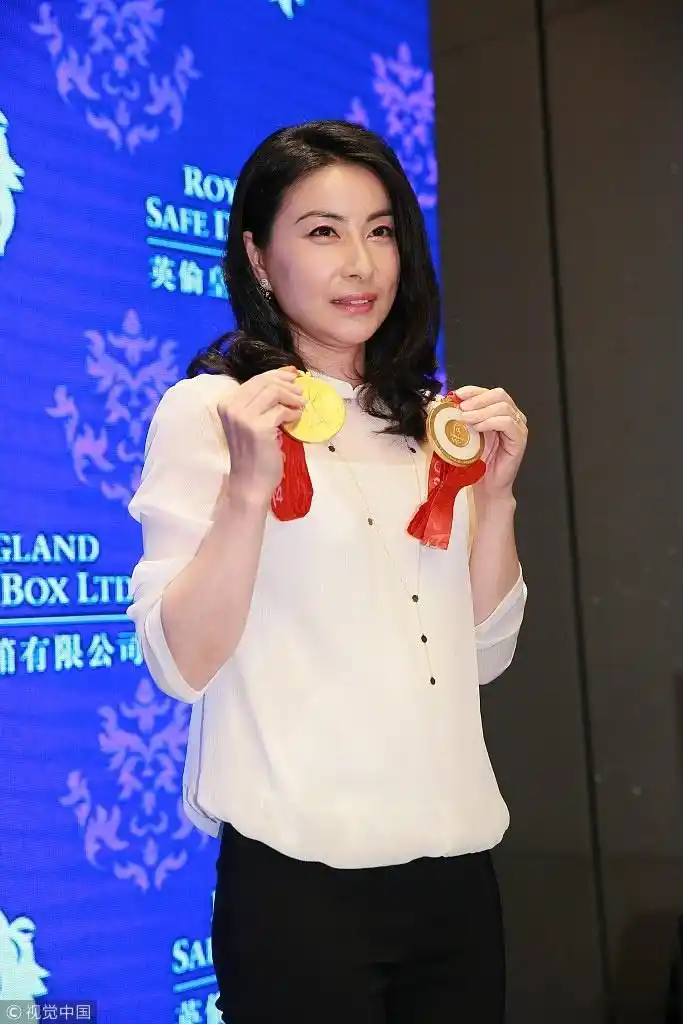 【郭晶晶手拿金牌脸圆似有发福 气质知性】2018年4月16日,奥运金牌