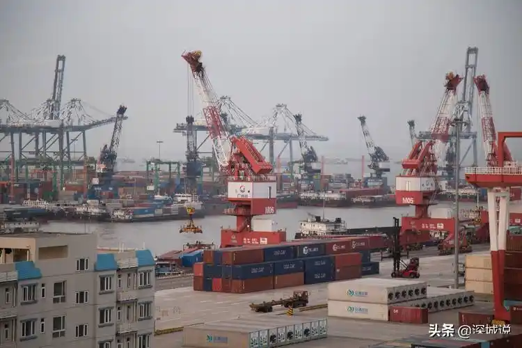 广州港南沙集装箱码头航运忙实拍集装箱进出口现场