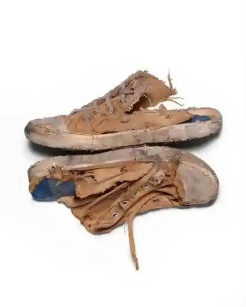 巴黎世家又出破鞋!花几万穿成"乞丐",以时尚之名冒犯了谁?