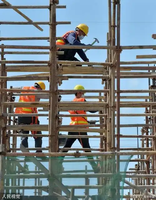 建筑工地上,架子工是一类不可或缺的施工人员.