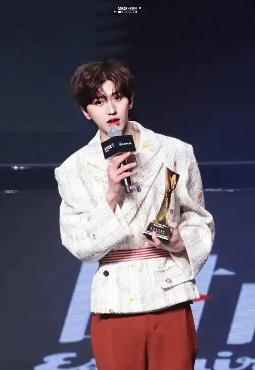 蔡徐坤壁纸第80期:喜欢你,车窗上的雾气,彷佛是你的爱在呼吸_来自_i