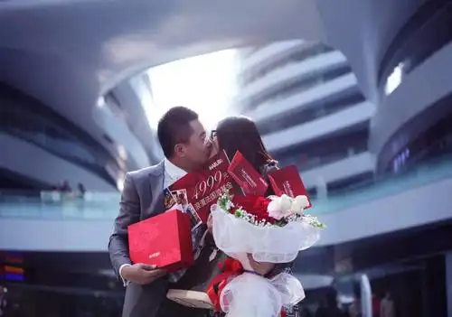 11年爱情长跑"丸美"结束 浪漫求婚抱得美人归