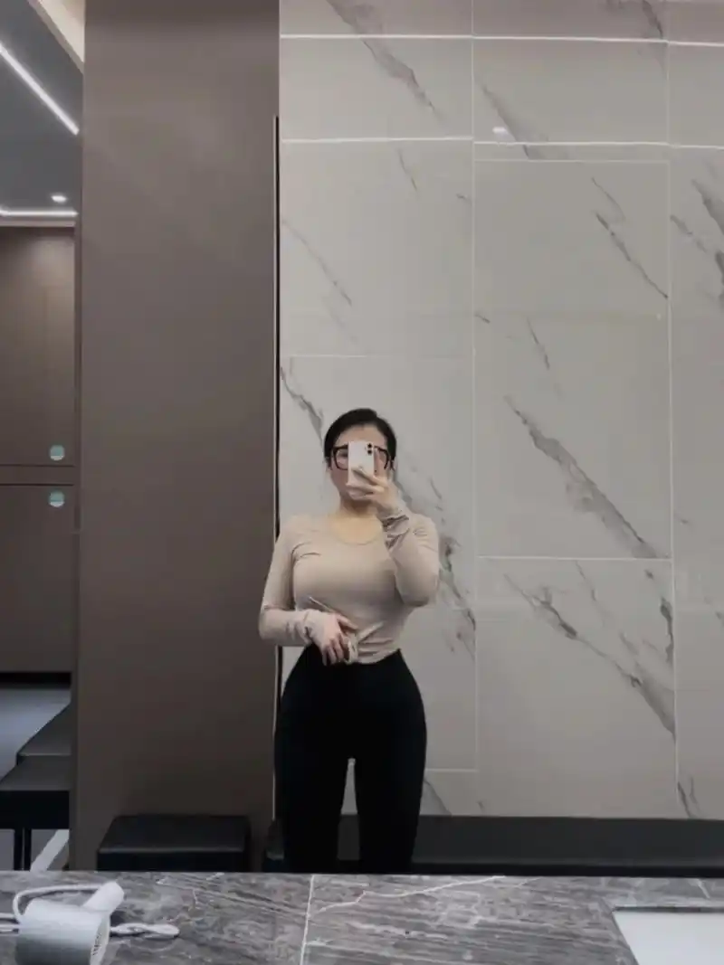 毫无训练痕迹  #腰臀比 #微胖女生132 决定了的事尽管 - 抖音