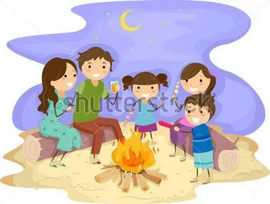 图中的家庭聚集在篝火晚会