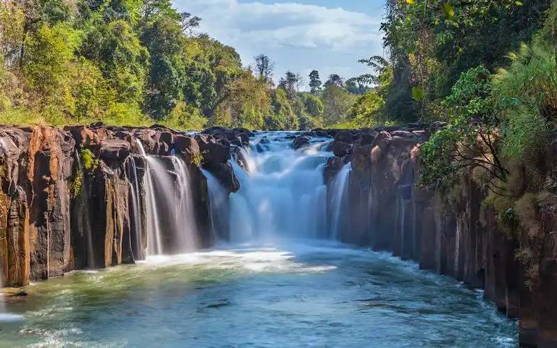 壮观的瀑布风景