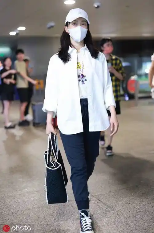 陈数现身上海机场 白衬衫棒球帽干练利落