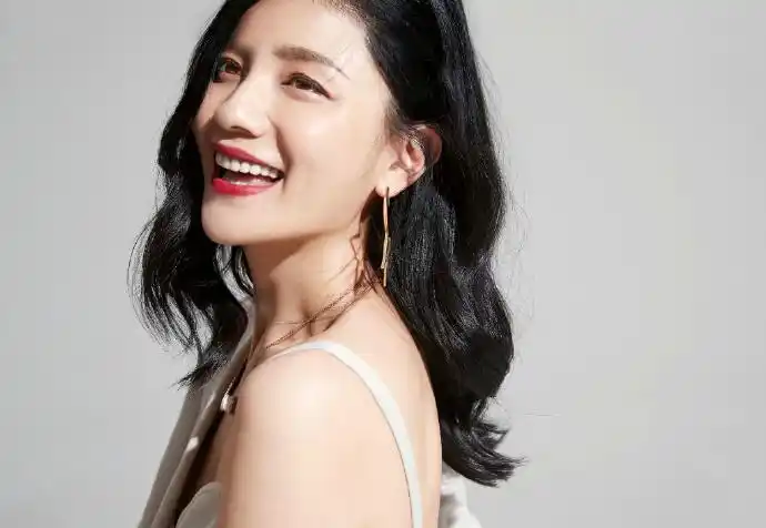 胡可优雅迷人写真图片