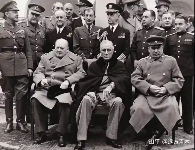 雅尔塔会议上三巨头的合影站位,可以很明显的告诉大家,当初谁最强.