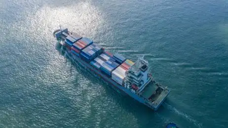 航拍视角集装箱货轮