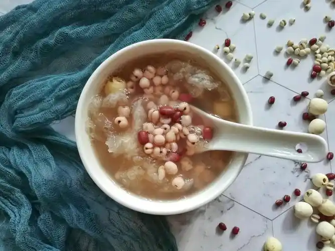 养颜美容的银耳薏仁莲子养生汤