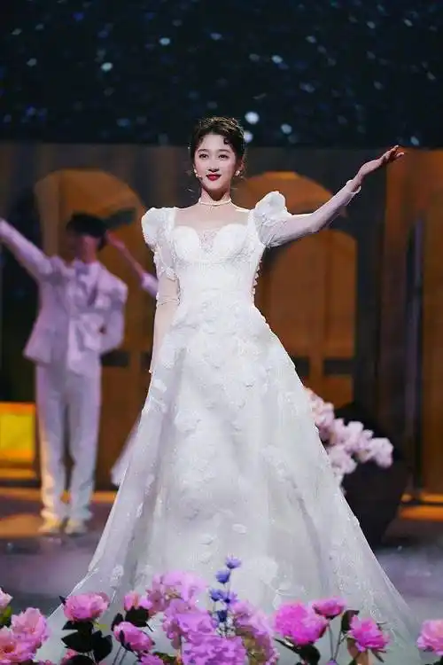 关晓彤王牌7穿白纱裙似预演婚礼造型可塑性超强