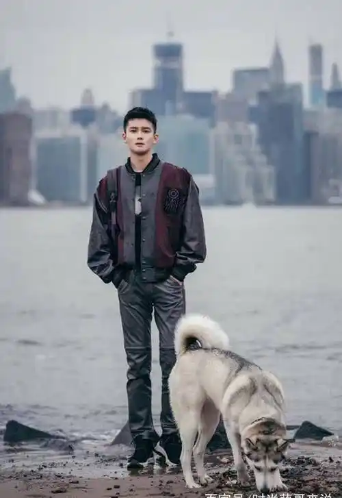 熊梓淇出席纽约时装周的第三套造型,穿羊羔大衣配运动裤,很帅!