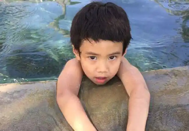 歌手郑钧儿子长大了,清新俊逸阳光小正太,弹奏吉他的样子很有范