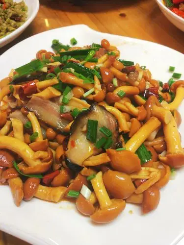 本地野生菌炒腊肉