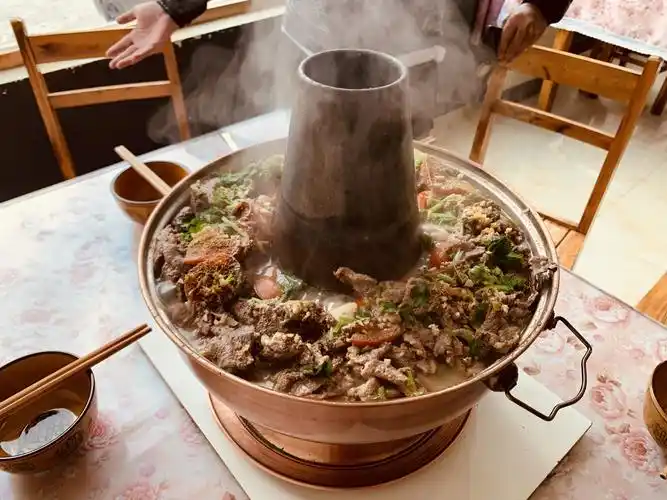 牛肉炊锅,下面还有野生菌,木耳,蔬菜,味美料足