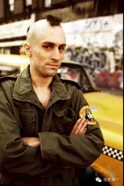 又比如《出租车司机》里凶悍的模样,莫西干头的造型估计没几个人见过.