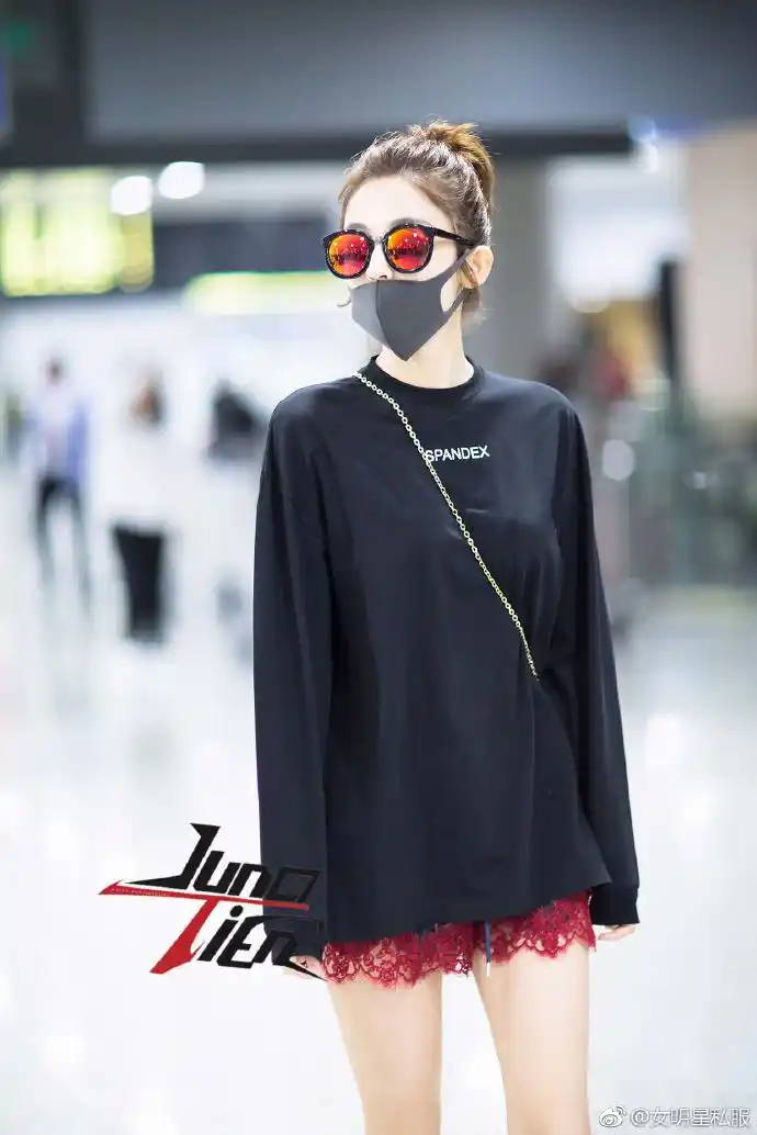 巴黎世家在明星群体中一直是撞衫率很高的一个牌子,虽然只是一件普通