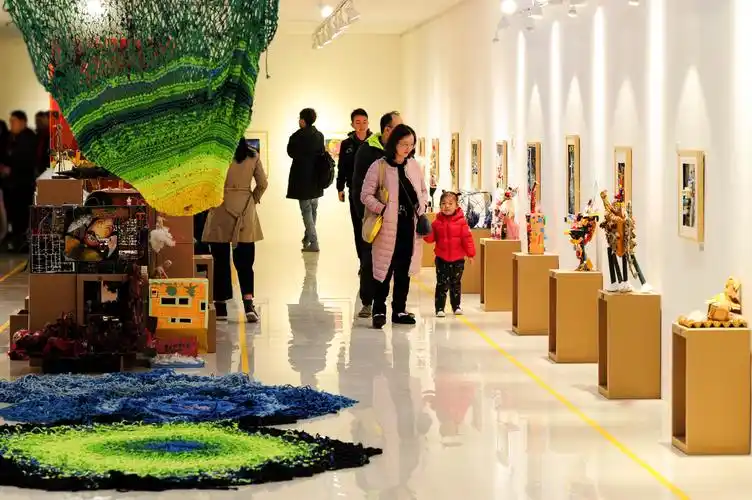 据了解,本次展览由杨梅红艺术教育集团主办,世界自然基金会协办,雅昌